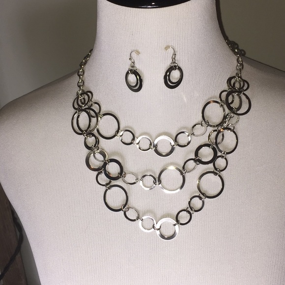 Jewelry - Triple strand, silver colored necklace set